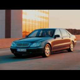 Автомобиль Mercedes-Benz S-Class W220 седан