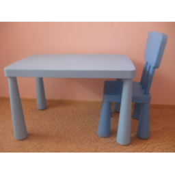 Пластиковый стол и стул из серии IKEA Маммут